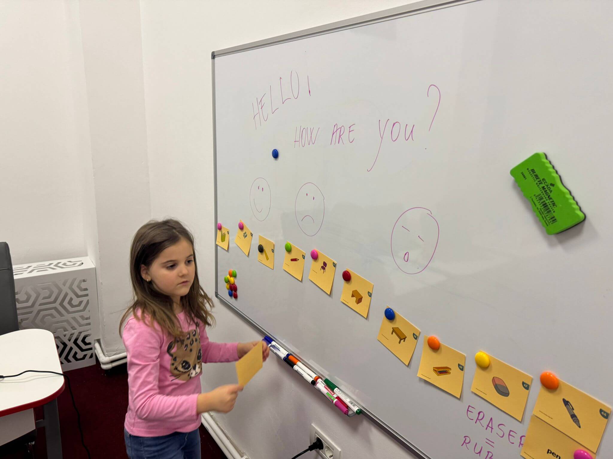 Resurse digitale captivante și materiale didactice color.